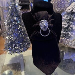 Elegant Black Brooch Scarf